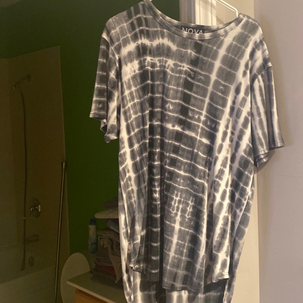 Nova mens medium drop tail t shirt